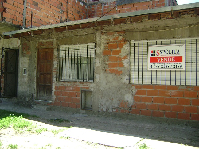 P. alta 3 ambientes, 2 dormitorios, cocina-comedor, baño, 
p.baja:,dpto 2 ambientes, con patio
            casa 2 ambientes,
            galpon 70m2