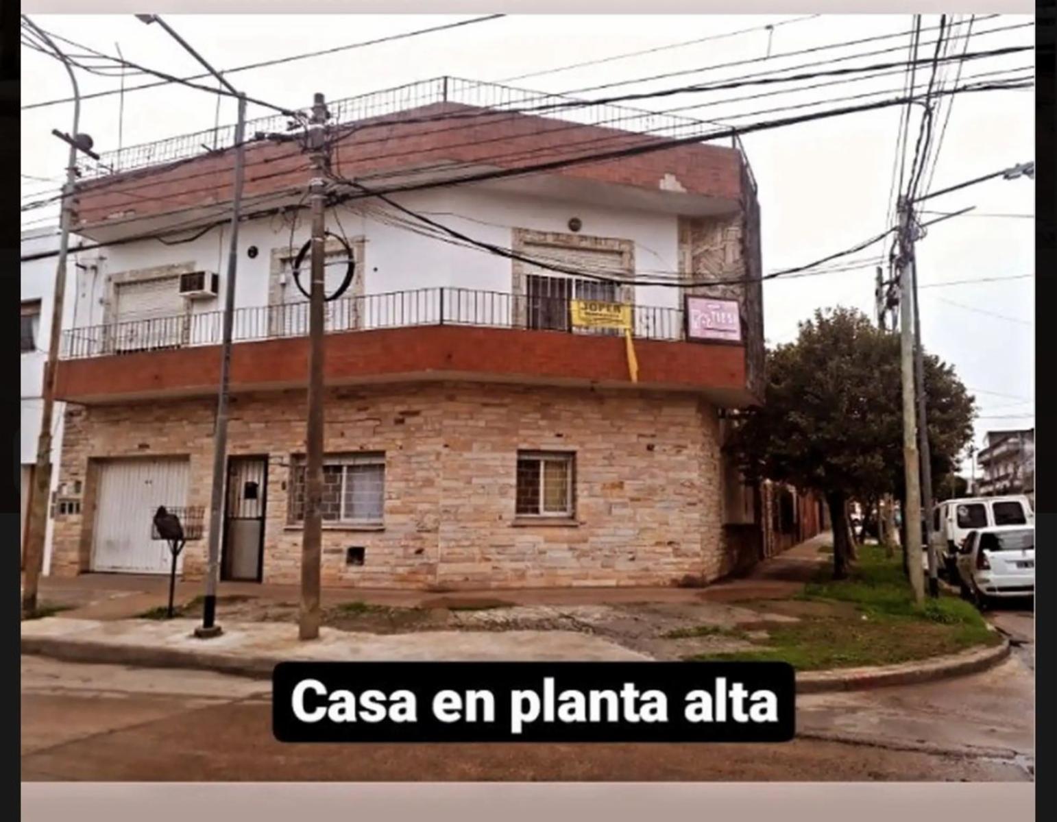 CASA EN PLANTA ALTA DE 3 AMBIENTES CON COCHERA.