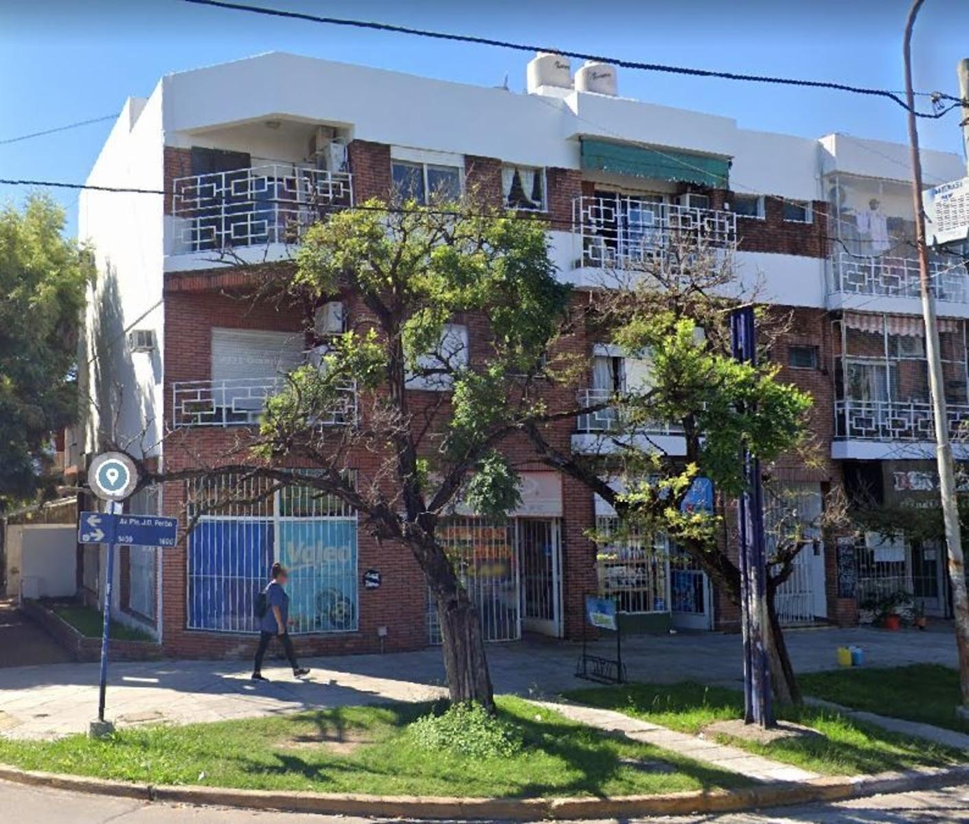 Excelente local doble de 81 m2 en esquina, con dos baños. Sobre AvenidaPresidente Perón, muy buena ubicación