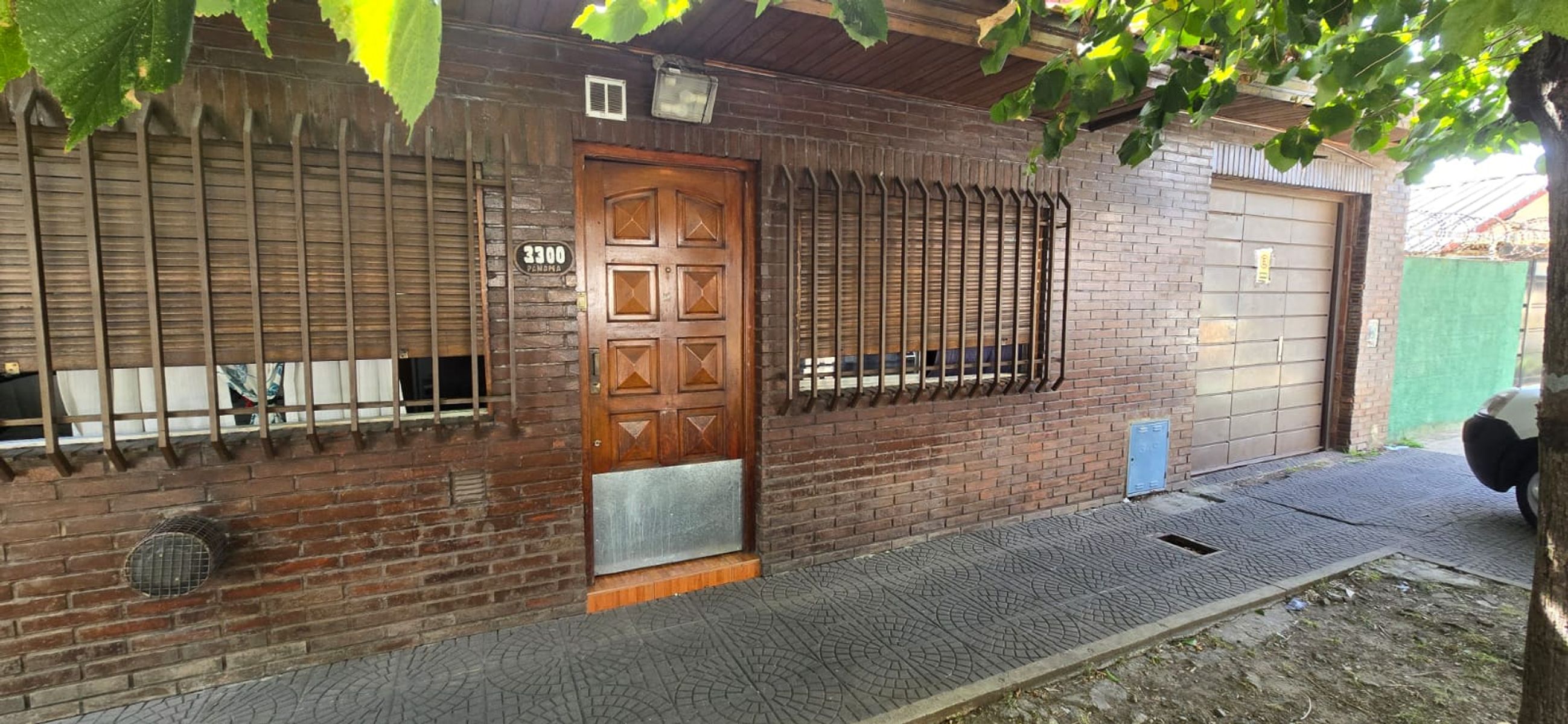 SE VENDE CASA 3 AMB. CON COCHERA EN LOMAS DEL MIRADOR