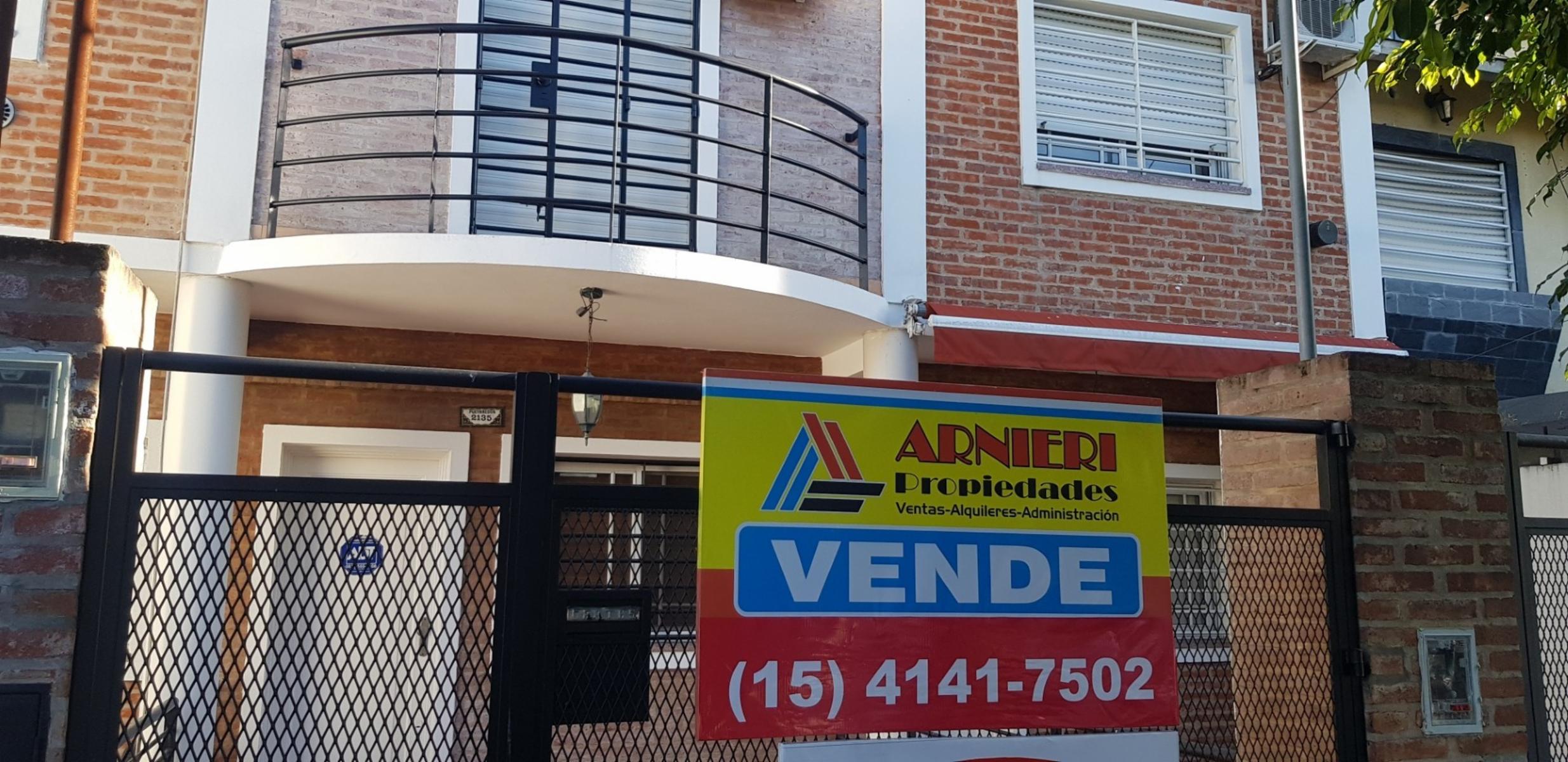 Excelente Triplex en Ramos Mejia Sur, buena ubicacion,  2 domitorios muy luminosos,baño completo, playrron con 2patios,entrada de auto. Oportunidad
