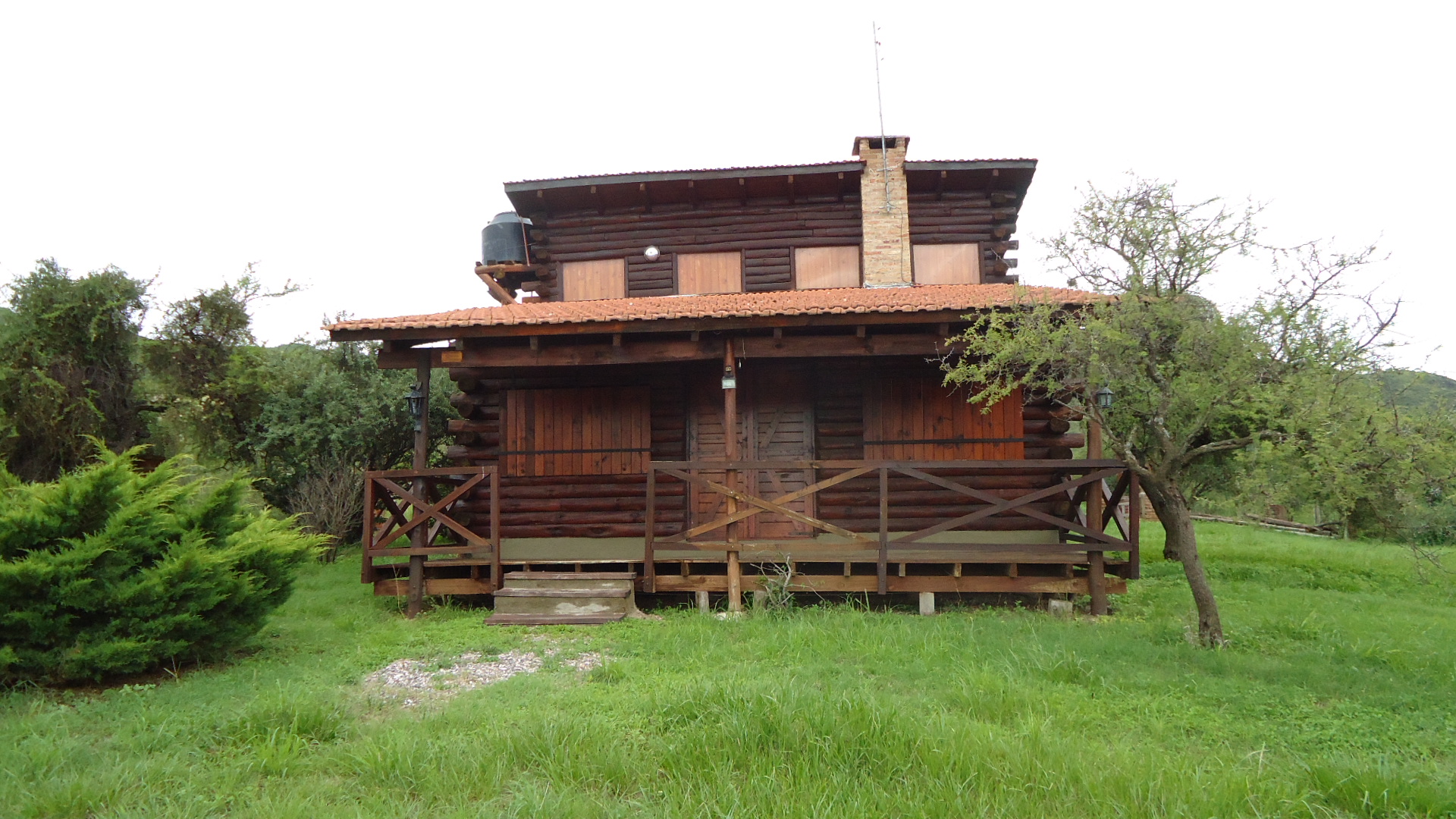 VENTA DE HERMOSO COMPLEJO DE CABAÑAA EN LA SIERRAS HERMOSO ENTORNO, A METROS DE LA MONTAÑA Y CON VISTA AL LAGO. 4 CABAÑAS. 3 PILETAS. QUINCHO. COCHERA. GRAN PARQUE