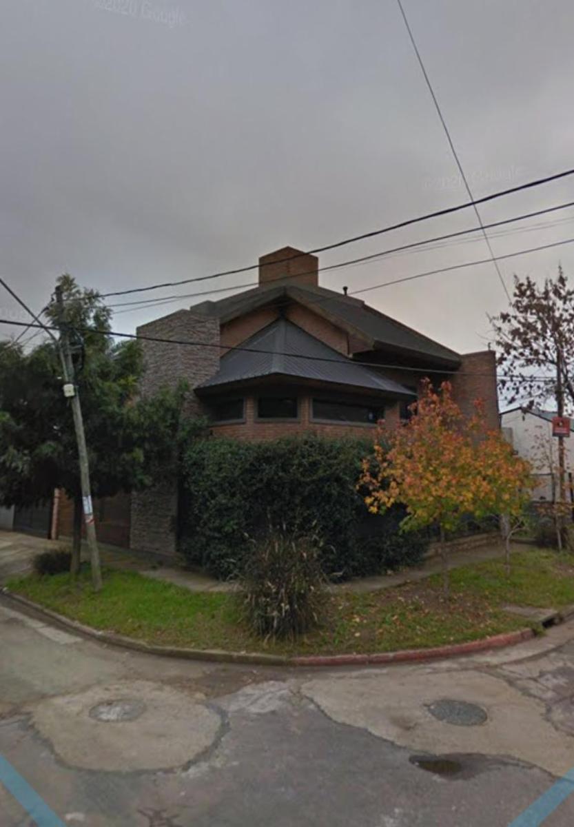 Excelente chalet 5 ambientes  en 3 plantas con gran parque y pileta fte. a Plaza Belgrano ACEPTO DEPTO. PARTE DE PAGO