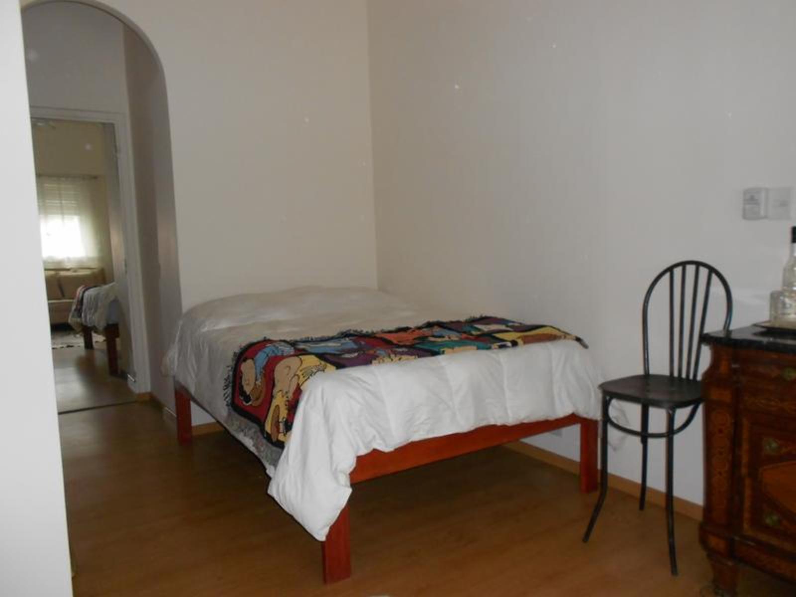 ALQUILER TEMPORAL departamento San Telmo cerca casco histórico, 2 ambientes grandes, amueblado y equipado, con hidromasaje en baño principal, al frente con ventanales 