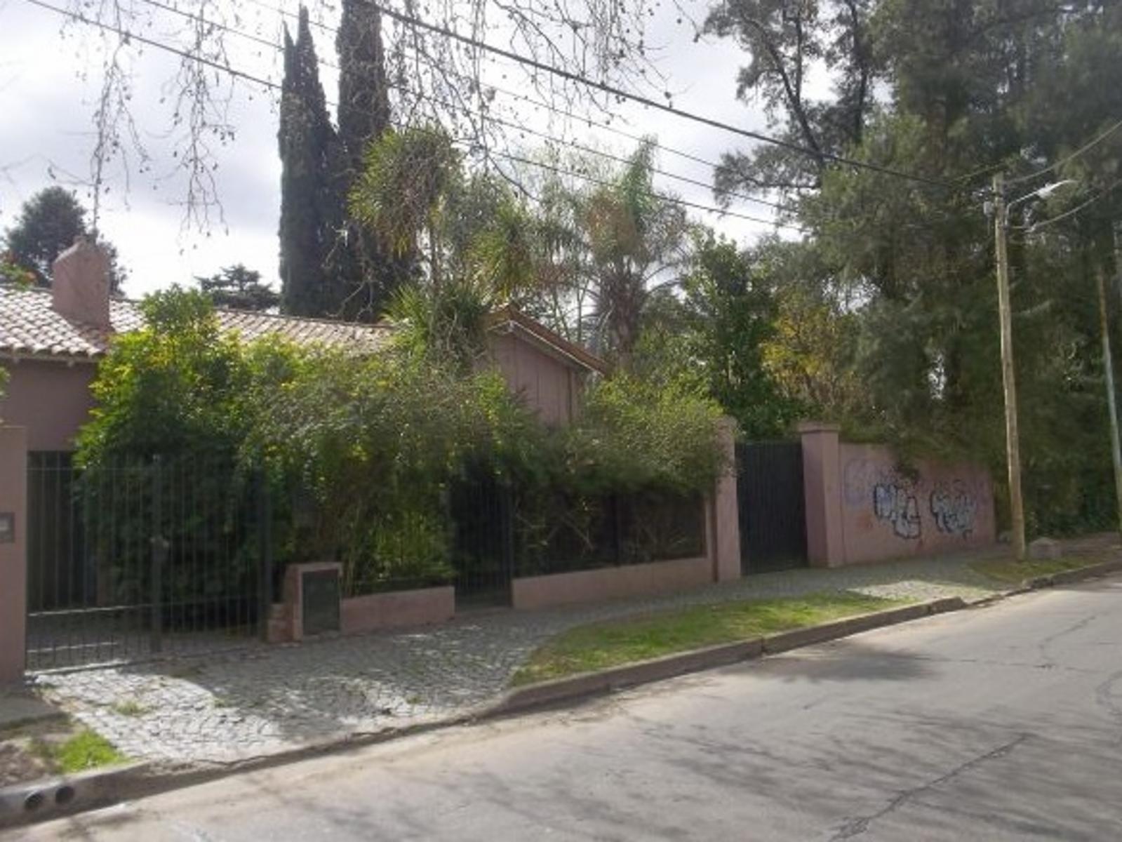 Muy lindo Chalet con gran parque de 20x42!