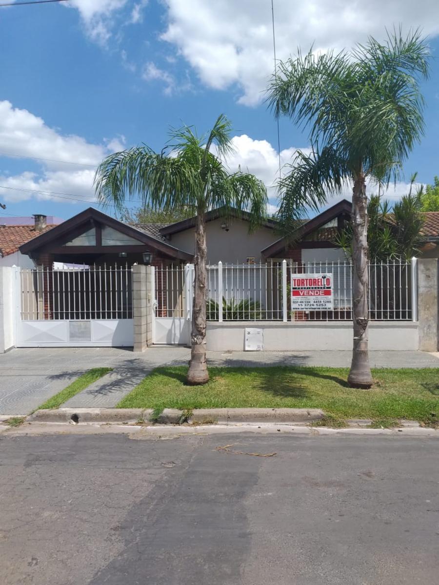 Impecable chalet en venta, 4 ambientes, Ituzaingo Norte, cercana a la estacion de Padua.-