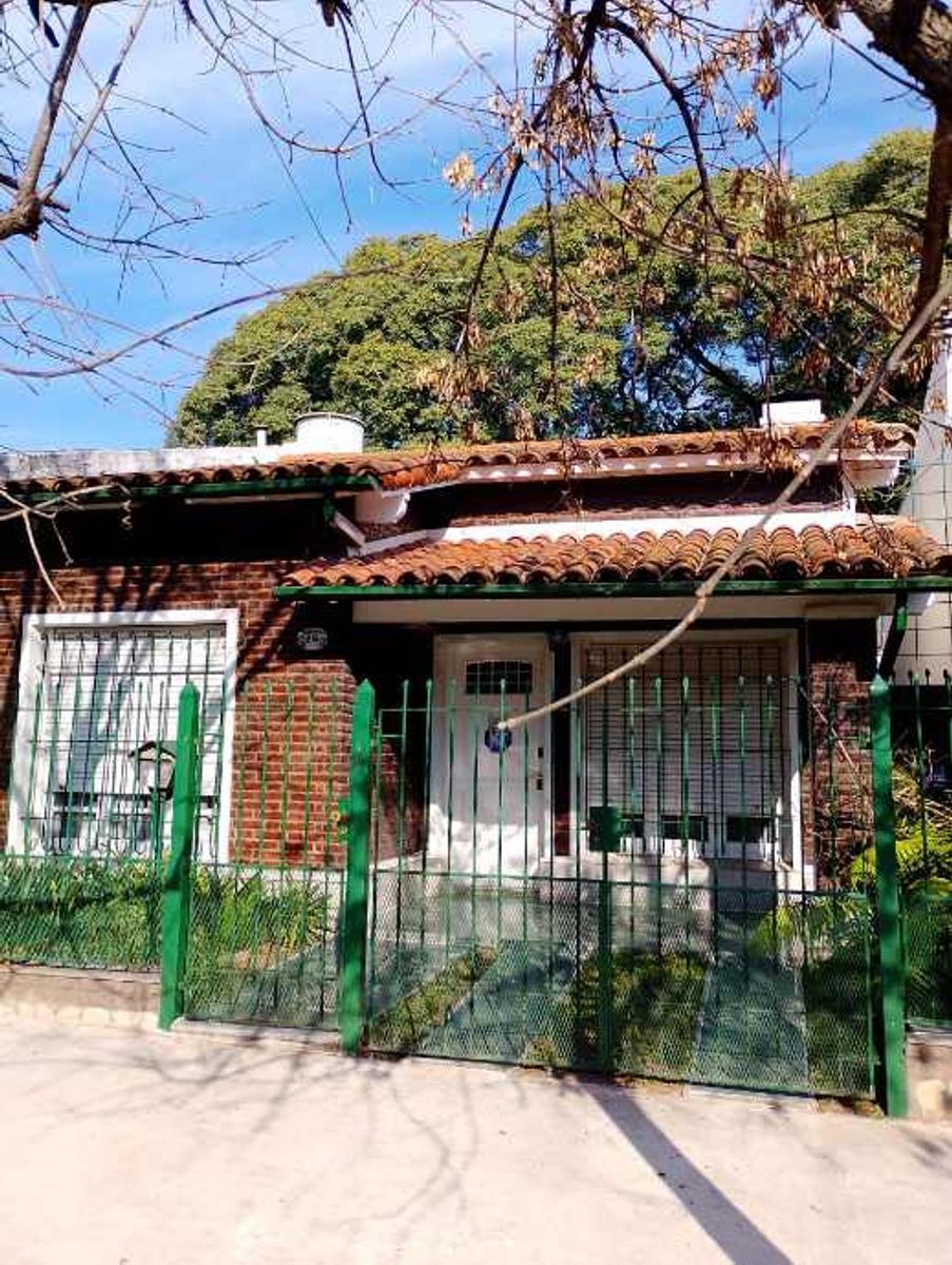 HERMOSO CHALET DE 3 AMBIENTES EN VENTA-MORON