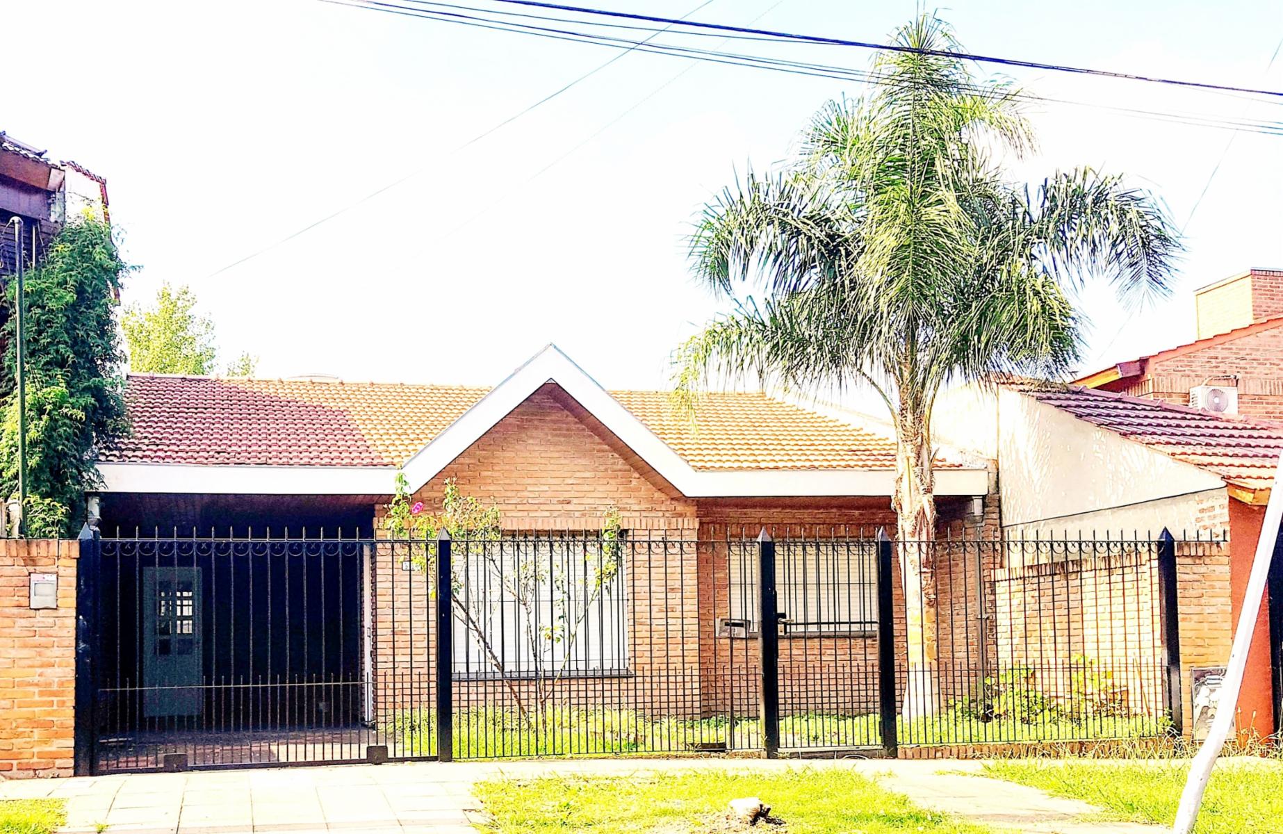 Castelar  Nte. Chalet  4 Amb. Fondo Cochera Jdin  D.200000