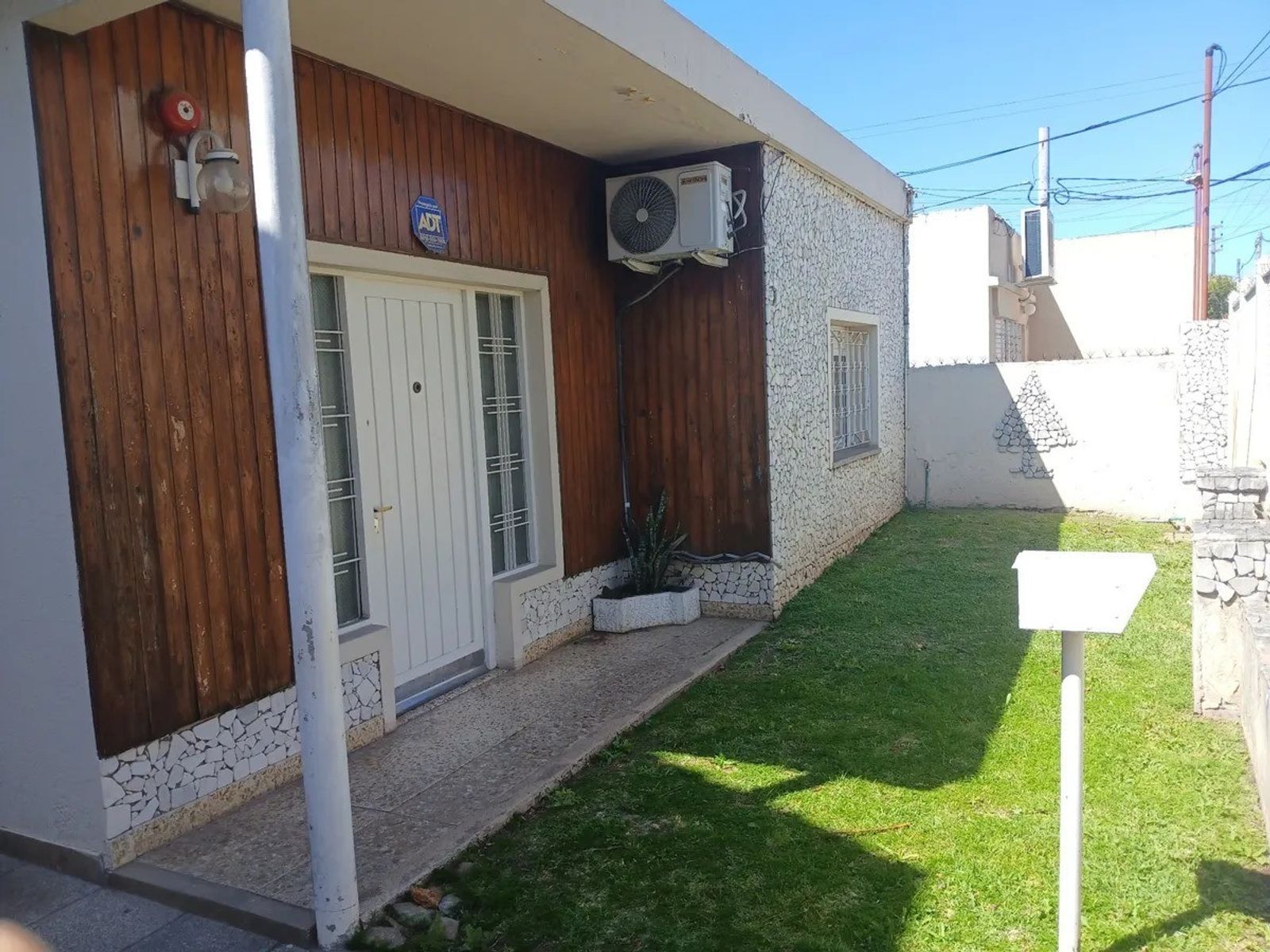 VENTA - CASA 3 AMBIENTES CON DOS COCHERAS MORON