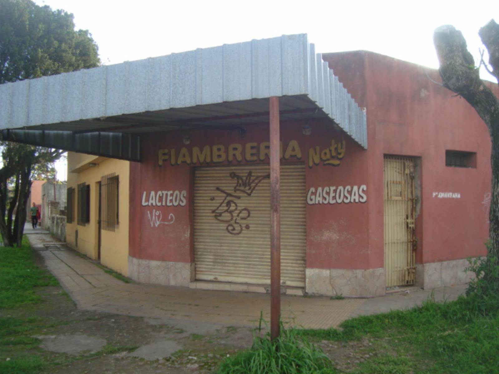 LOCAL COMERCIAL MUY BUENA UBICACIÓN! A 5 CUADRAS DE ESTACIÓN DE LONGCHAMPS. IDEAL VARIOS RUBROS