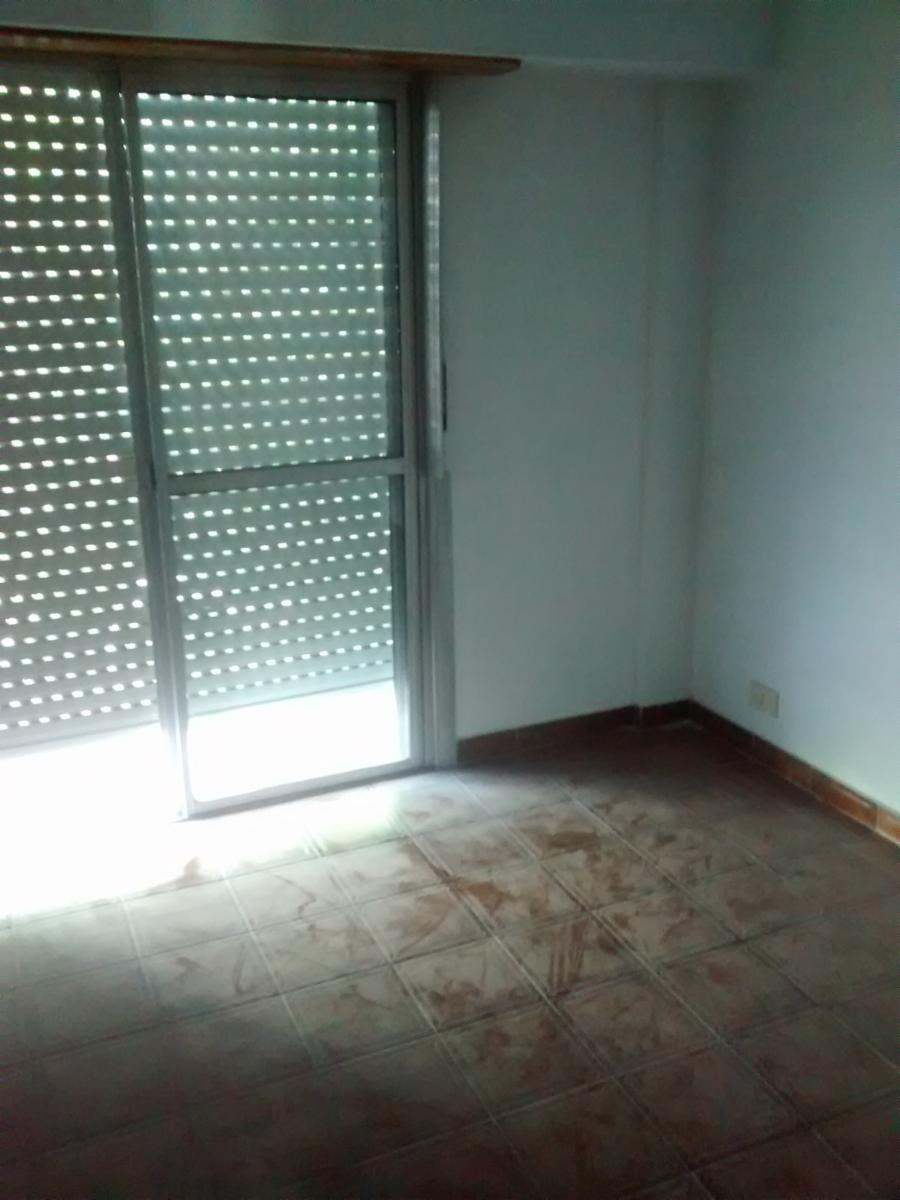 DEPARTAMENTO DE 3 AMBIENTES Y MEDIO 1° PISO AL FRENTE CON AMPLIO PATIO