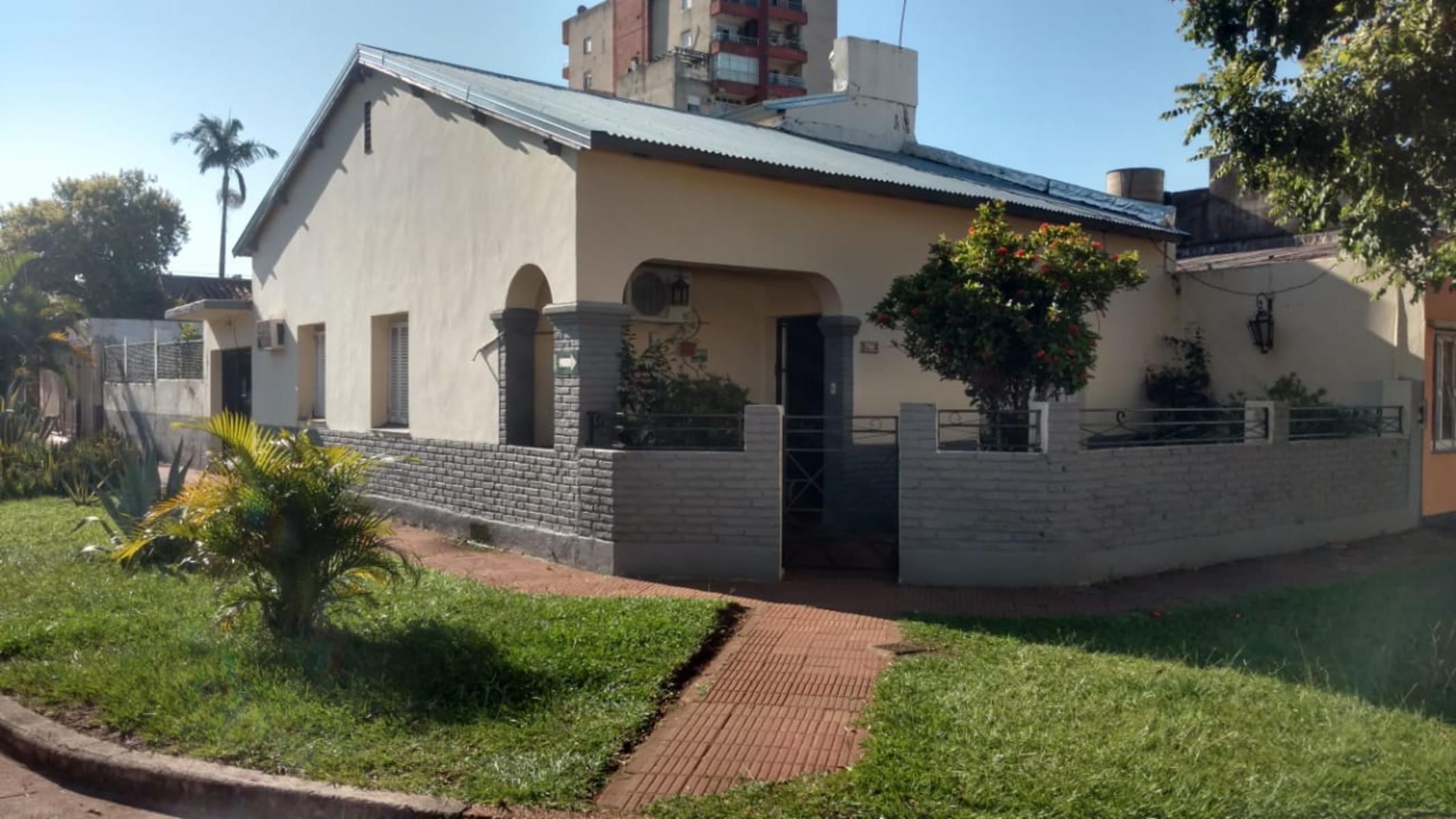 CASA EN ESQUINA EN PLENO BARRIO DE VILLA SARITA, UNO DE LOSBARRIOSMÁSPINTORESCOS DE LA CIUDAD DE POSADAS.-