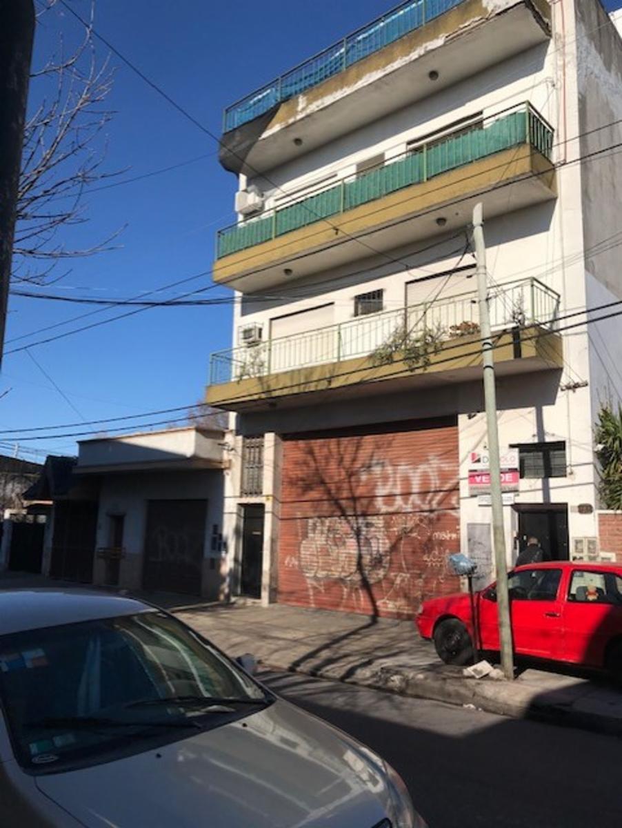 DEPARTAMENTO EN 1º PISO AL FRENTE MAS CASA PREMOLDEADA EN TERRAZA