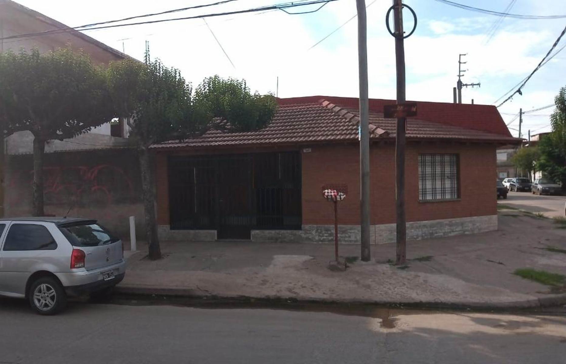 EXCELENTE PROPIEDAD CON UNA CASA EN ESQUINA, DEPARTAMENTO A TERMINAR Y DOS LOCALES EN BLOQUE