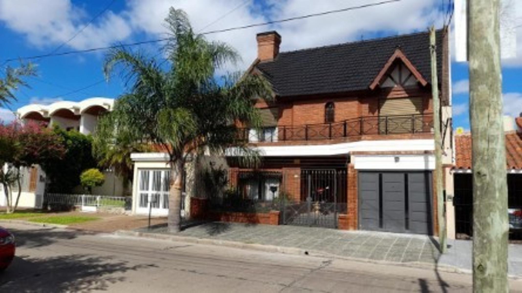 VENTA  CASA 5 AMBIENTES CON PILETA PARQUE Y COCHERA