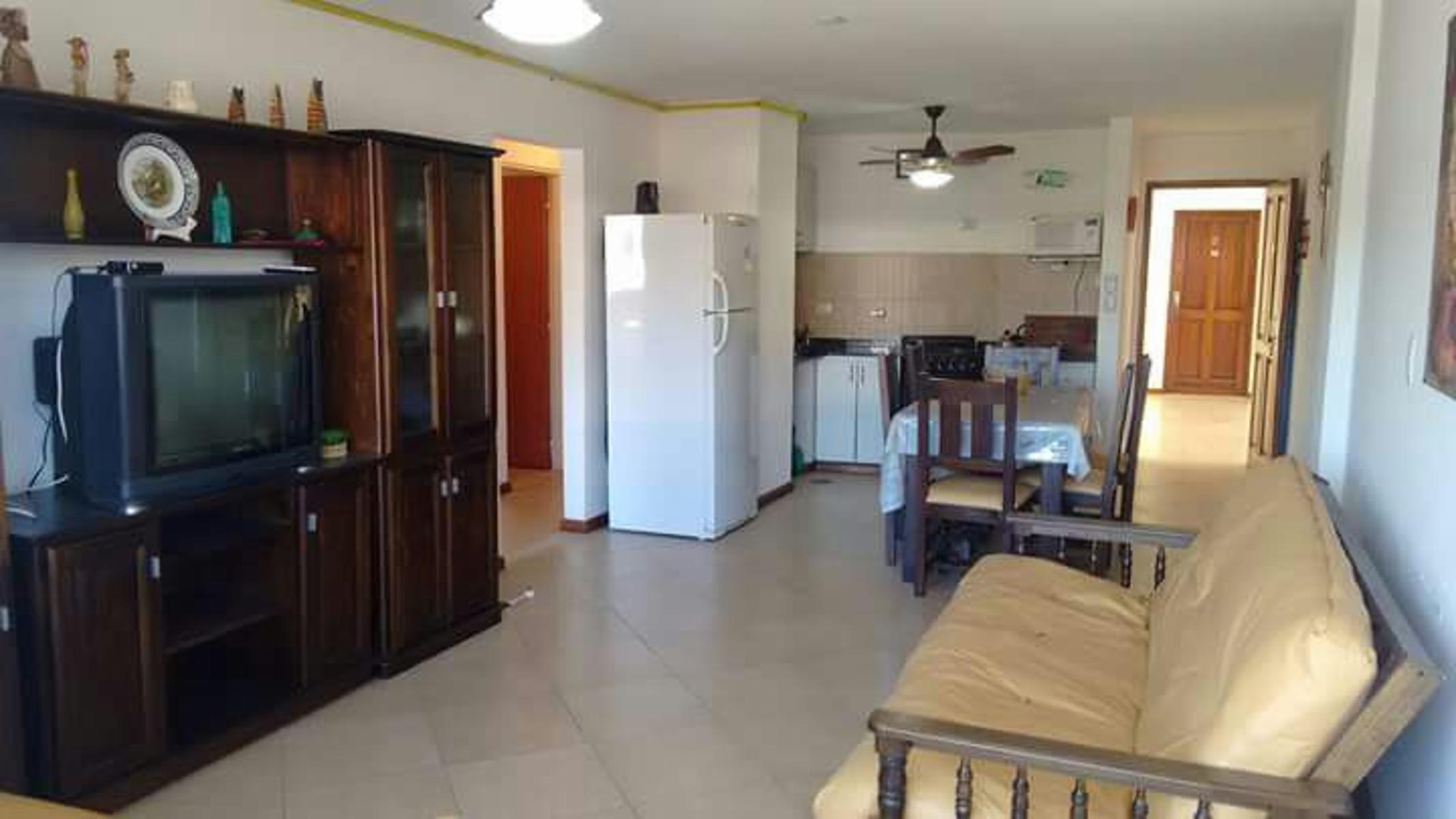 DEPARTAMENTO UBICADO EN PLENO CENTRO. CON COHERA. PISCINA. QUINCHO. ASADORES. PARA 6 PERSONAS