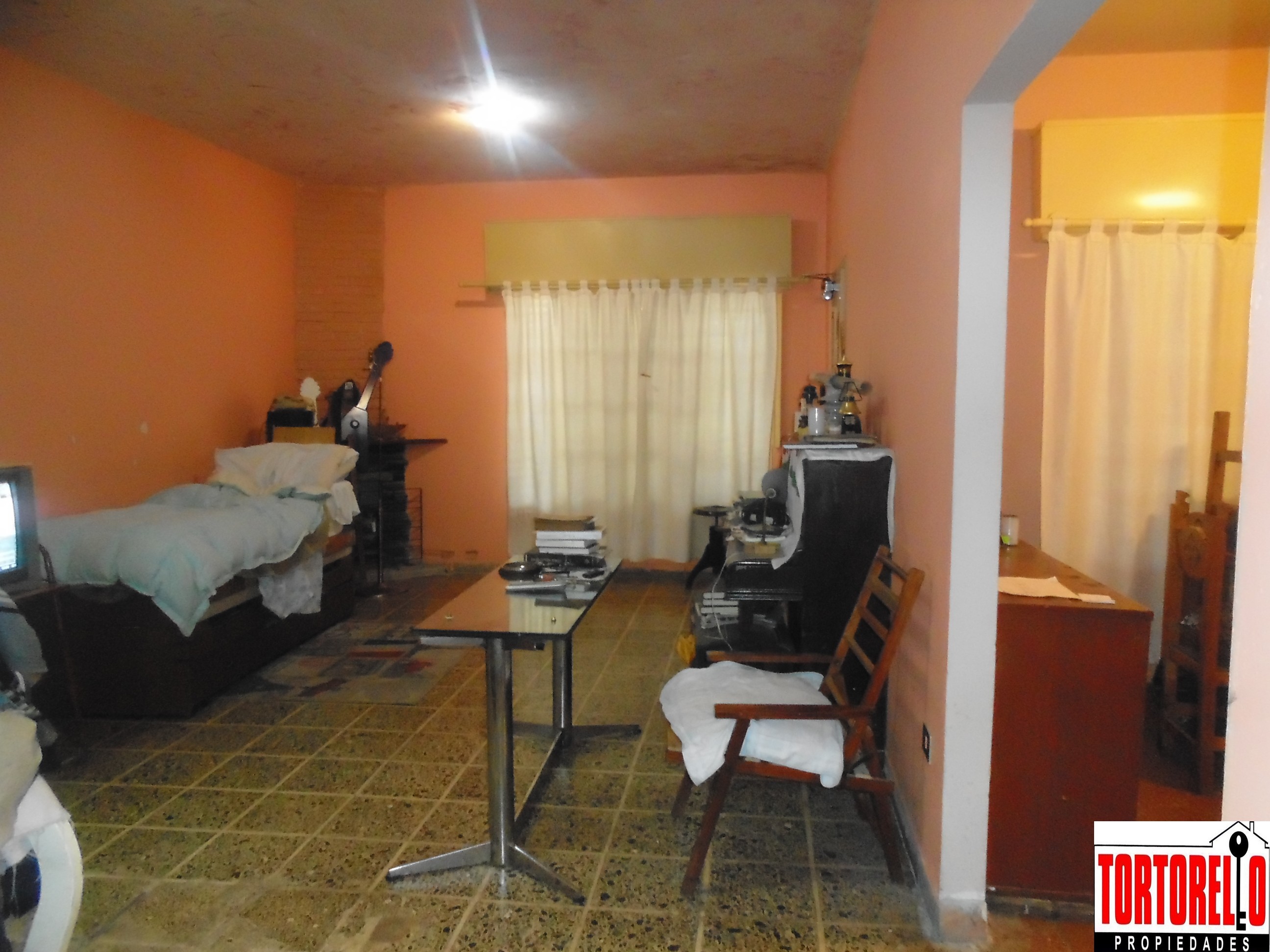 Chalet en venta 3 ambientes, Ituzaingo Sur,  a 10 cuadras de la estación de San A. de Padua.  Sobre 2 lotes.