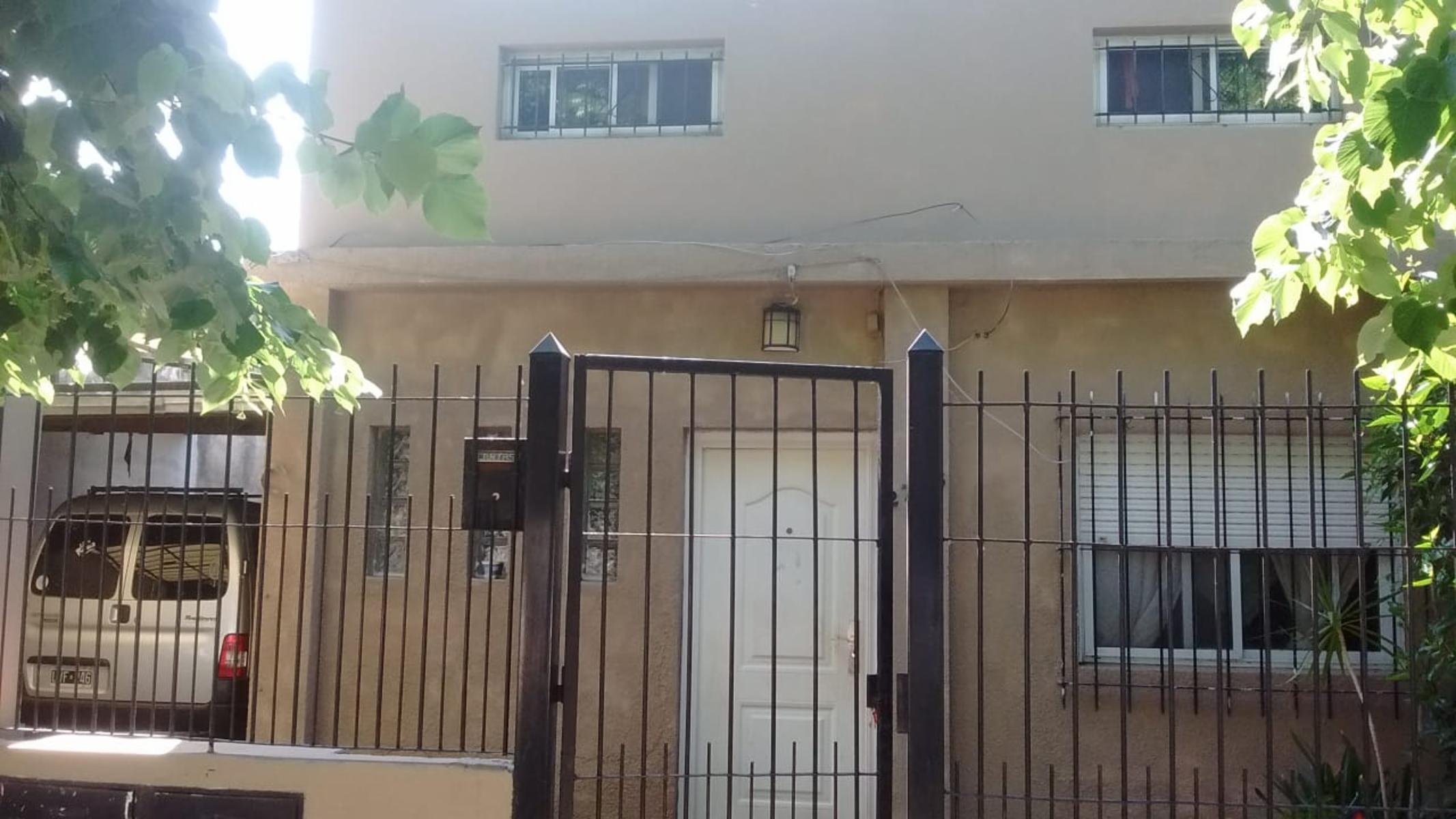 PALOMAR MUY BUENA CASA TIPO PH AL FRENTE  DE 5 AMB. CON COCHERA CUBIERTA FONDO PARRILLA.