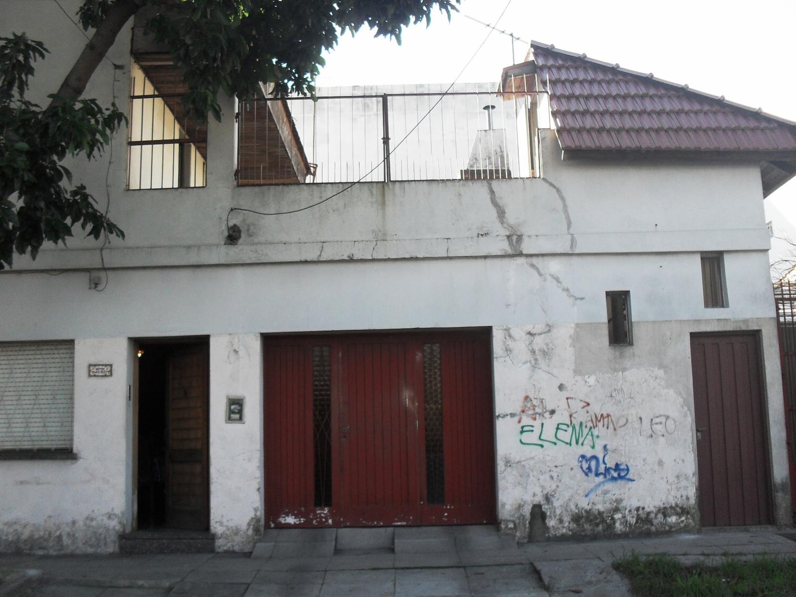 Casa 4 ambientes, 3 dormitoris, cocina-comedor, baño, cochera para 2 autos
