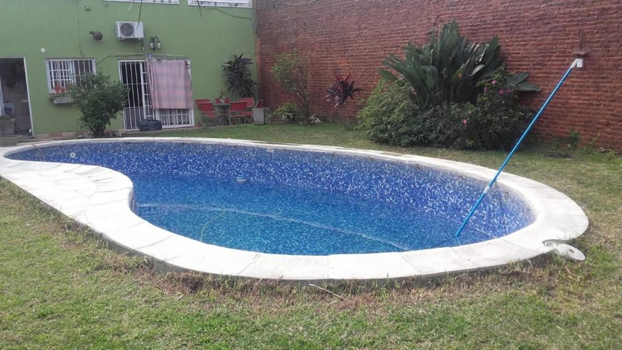 EXCELENTE CASA 6 AMB CON PISCINA +DEPTO 2 AMB