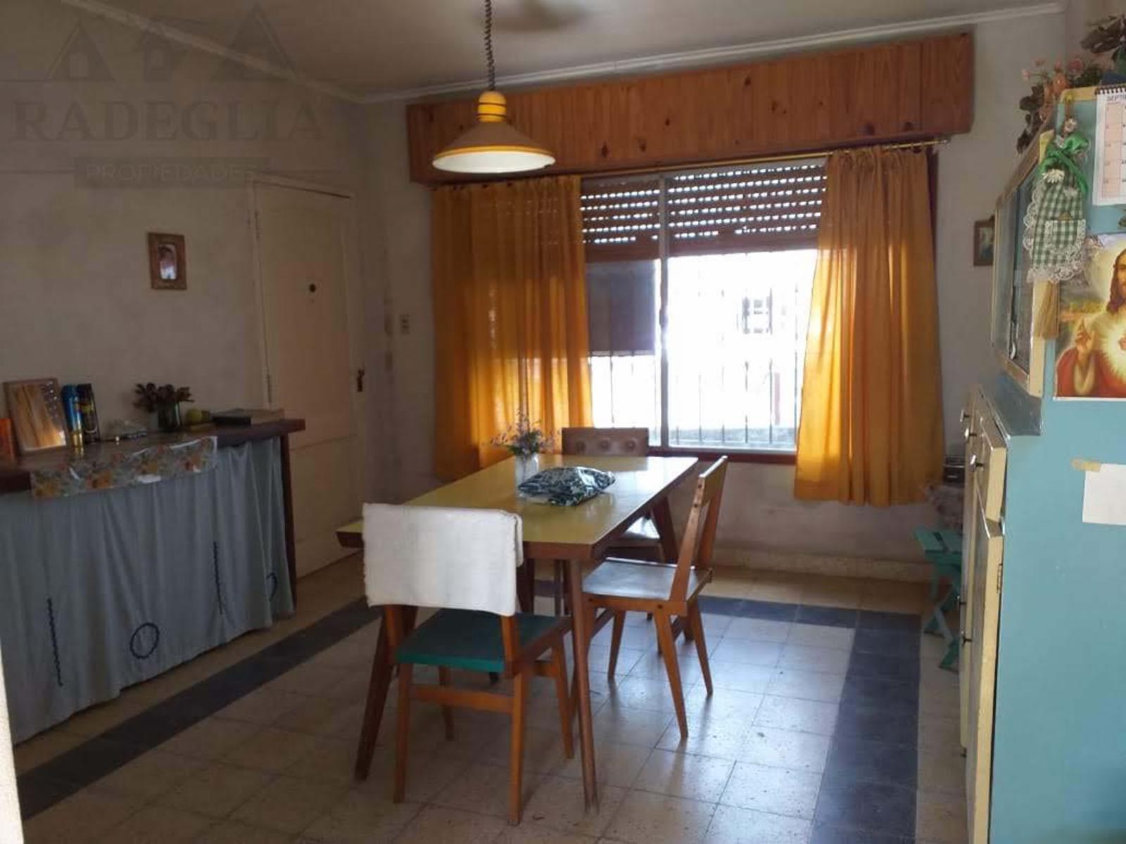 OPORTUNIDAD - Chalet en excelente ubicación a mts. de la  estación A.Korn